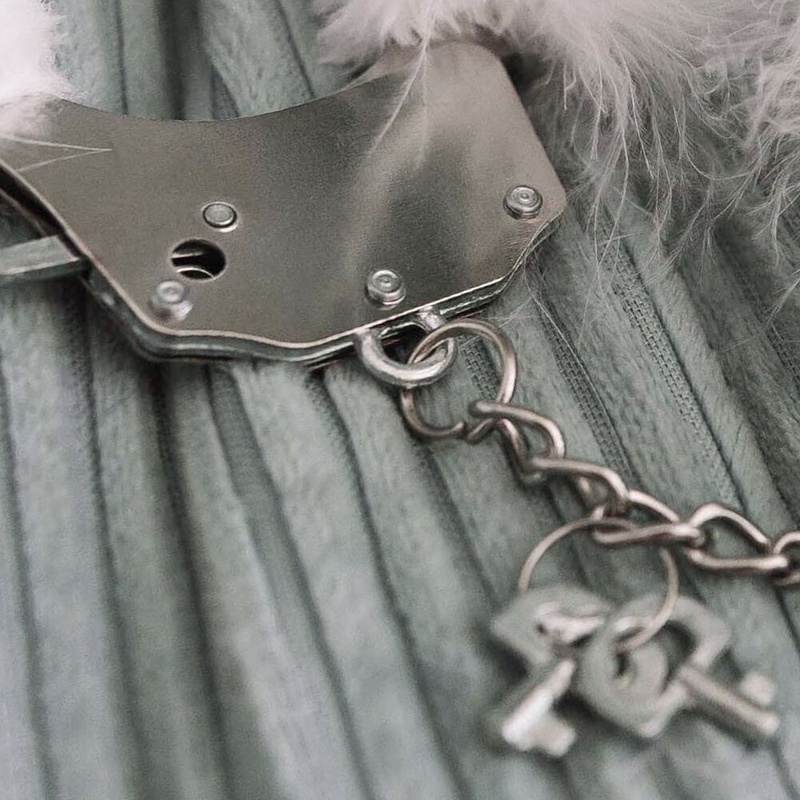 Наручники металеві Adrien Lastic Handcuffs White з білою пухнастою обробкою AD30310 фото